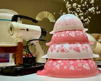 PYREX Pink Gooseberry Cinderella Mixing/Nesting Bowls- Set of 4