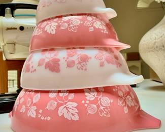 PYREX Pink Gooseberry Cinderella Mixing/Nesting Bowls- Set of 4