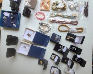 Numerous jewelry items