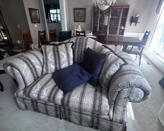 Overstuffed Loveseat w/4 pillows