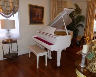 Gorgeous Mint Yamaha Baby Grand Piano Model G1