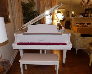 Gorgeous Mint Yamaha Baby Grand Piano Model G1