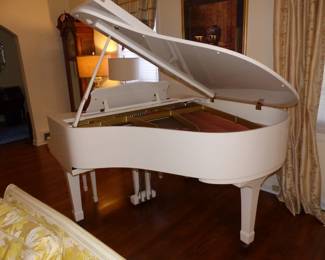 Gorgeous Mint Yamaha Baby Grand Piano Model G1