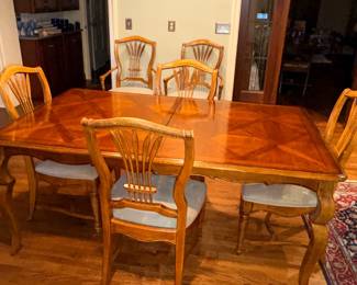 Vtg Walnut Dining Table w/2 Leaves & Drexel Heritage Furnishings North Carolina 2 Arm & 4 Wheat Back Dining Chairs!