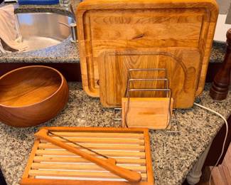 Mr Dudley Lrg Wooden Pepper Mill, Goodwood Genuine Teak Bowl, Montana Wood Bow Bread Knife Cutting Board