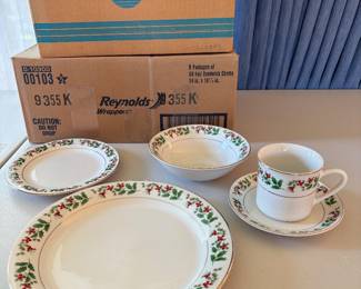 Gibson Christmas Dish Set