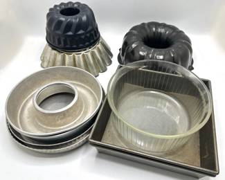 10 Assorted Baking Pans Including Bundt Cakes Lot #: 161