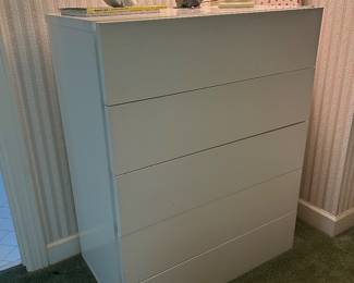 White chest of drawers