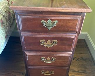 Pair of nightstands / end tables 