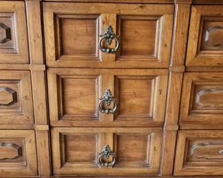 Vintage Thomasville Furniture Segovia Collection Spanish Mediterranean Oak 9 Drawer Dresser