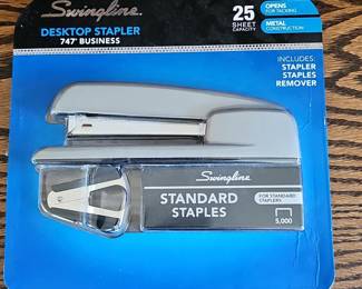 Swingline 747 Business Desktop Stapler with Staples and Remover