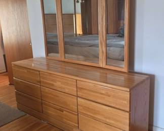 Dresser With Mirror