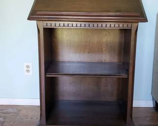 Display Bookshelf with Adjustable Tilting Top, on Casters