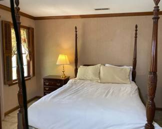 Kincaid Queen Size Wood Four Poster Bed, Nightstand And Brass Colored Lamp