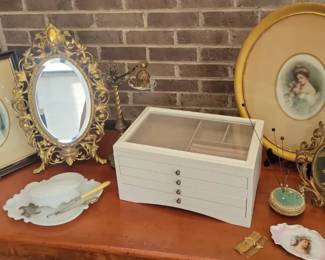 Ladys Boudoir Tabletop