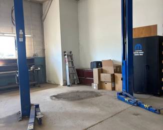 Forward Manufacturing Two Post Lift