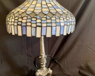  006 909 Stunning TiffanyStyle Stained Glass Table Lamp