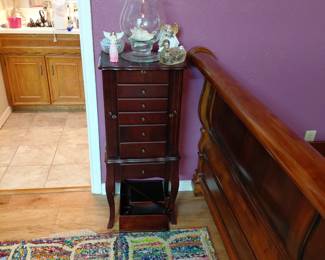 Stand up jewelry box