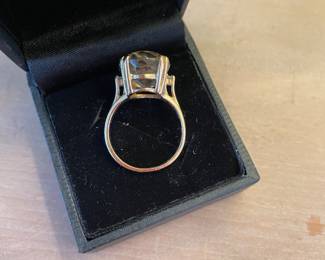 Oval citrin cocktail ring set in 14k gold