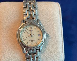 Most watches need batteries, working condition unknown - priced accordingly.