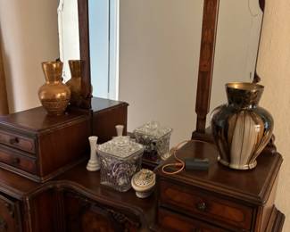 Antique Victorian vanity with side mirrors 