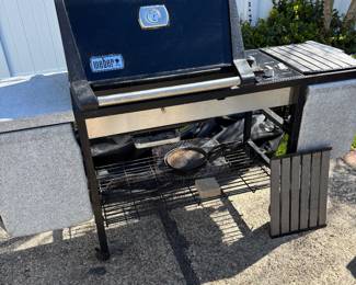 2 Weber barbecue grill 1nis1 years  old 