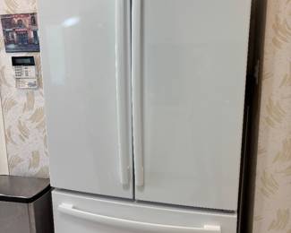 GE 27 cubic feet refridgerator only 1nyear oldn