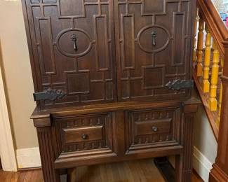 587 Victor Victrola Ornate Spanish Renaissance Walnut Cabinet