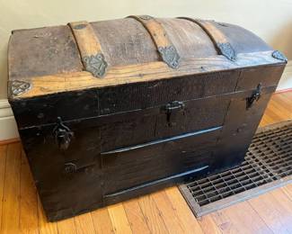 587 Vintage Trunk