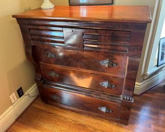 587 Flame Mahogany Vintage 4Drawer Dresser