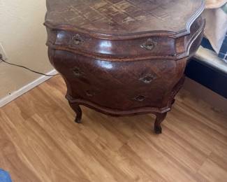 Side table/cabinet