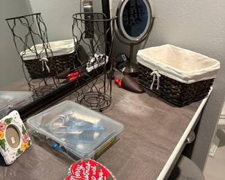 mirrors, baskets