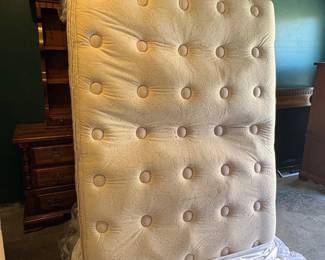 f Sealy Posturepedic Queen Box Spring and Mattress Set