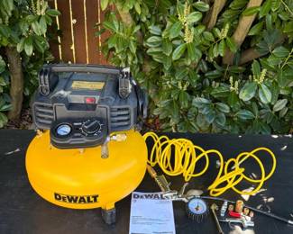 20 Dewalt6GallonHeavyDuty165PSIPancakeAirCompressor