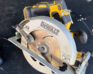 46 Dewalt714CordlessCircularSaw