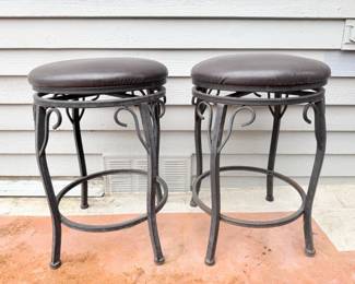 105 OutdoorMetalFramedSwivelBarStools