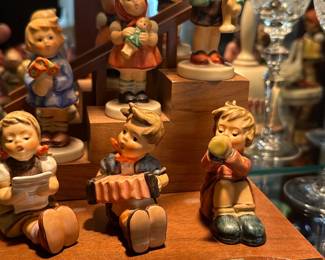 Happy  Kinderspiel display with six Hummel figures