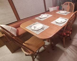 Amish Furniture Gallery Oak Pedestal Table. 4 leaves. 8 chairs. Extends to around 110 inches. 
