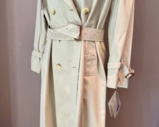 ($500- Burberrys Kensington trench coat- women's size 8 Petite)