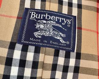 ($500- Burberrys Kensington trench coat- women's size 8 Petite)