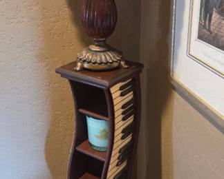 Piano keyboard display shelf