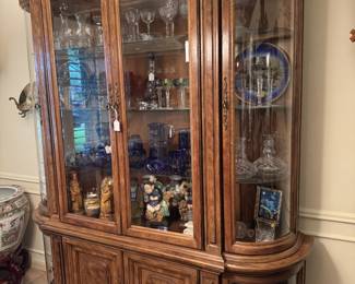 fINE bERNHARDT BOW END fRENCH STYLE SHINA CABINET W/GLASS SHELVES, LIGHTED