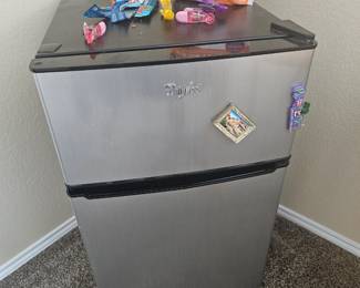 apartment size fridge 