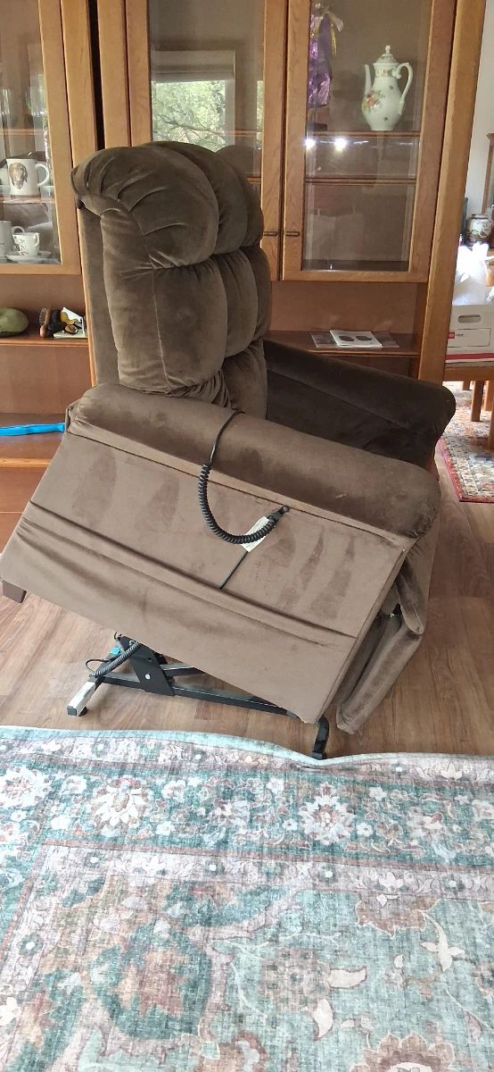 Like new Lift Chair and recliner