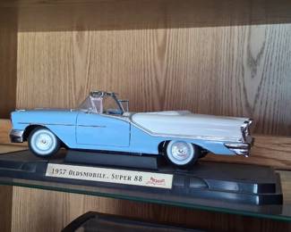 Road Signature 1:18 scale diecast model of a 1957 Oldsmobile Super 88 convertible