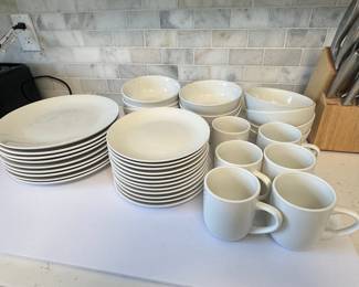 Mainstays White Ceramic Dinnerware Set