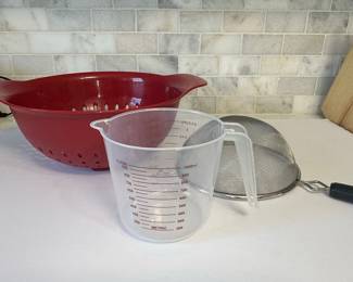Kitchen Measuring Cup and Strainer Set