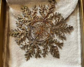 1999 Metropolitan Museum Snowflake Ornam