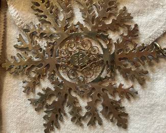 1999 Metropolitan Museum Snowflake Ornam