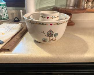 . . . cute mixing bowls